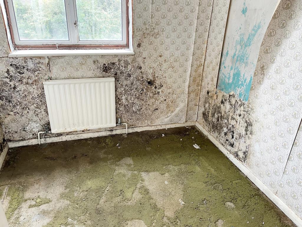 Lot: 127 - HOUSE IN NEED OF REFURBISHMENT AND REPAIR - third bedroom with views to the rear